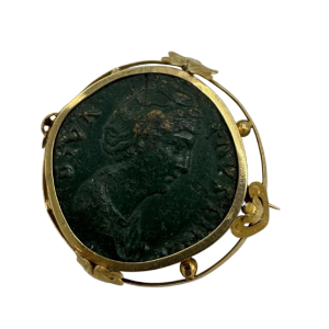 Broche in 18 karaat geel goud bezet met een bronzen Oudgriekse munt