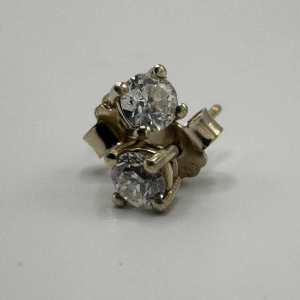 Boucles d'oreilles 'Clous' en or jaune 18 K serties de diamants taille brillant, 21ème siècle