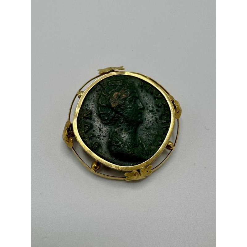 Broche en or jaune 18 carats sertie d'une pièce de la Grèce antique en bronze