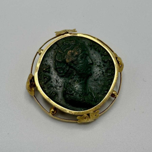Broche in 18 karaat geel goud bezet met een bronzen Oudgriekse munt