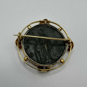 Broche en or jaune 18 carats sertie d'une pièce de la Grèce antique en bronze