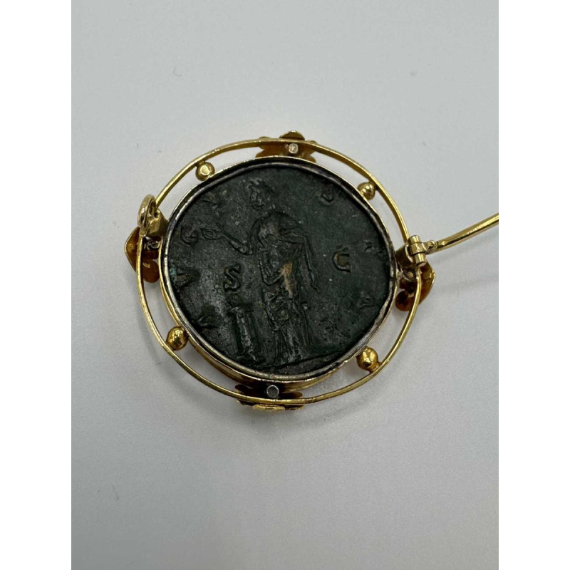 Broche en or jaune 18 carats sertie d'une pièce de la Grèce antique en bronze