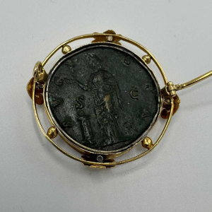 Broche en or jaune 18 carats sertie d'une pièce de la Grèce antique en bronze