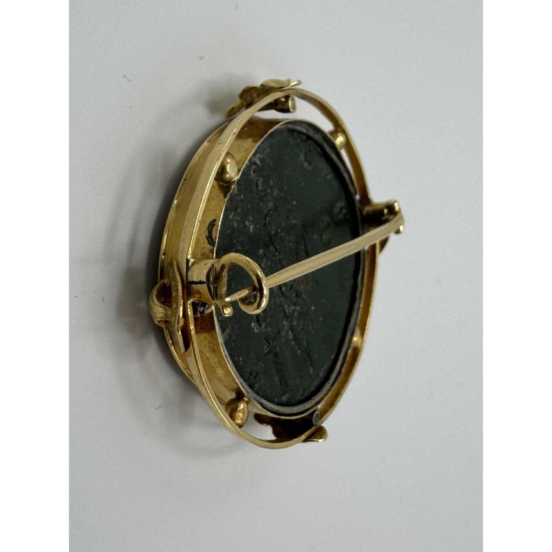 Broche en or jaune 18 carats sertie d'une pièce de la Grèce antique en bronze