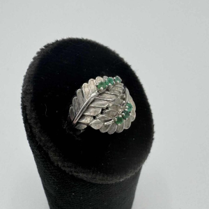 Ring in 18 K white gold, set with emeralds in a leaf motif, 20th century