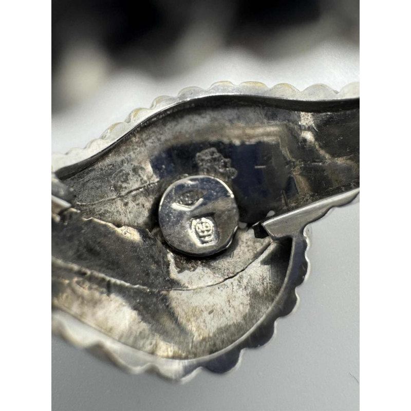 Ring in 18 K white gold, set with emeralds in a leaf motif, 20th century