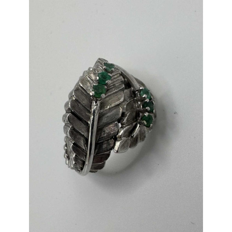 Ring in 18 K witgoud, bezet met smaragden in bladmotief, 20e eeuw