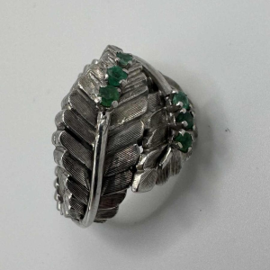 Ring in 18 K white gold, set with emeralds in a leaf motif, 20th century