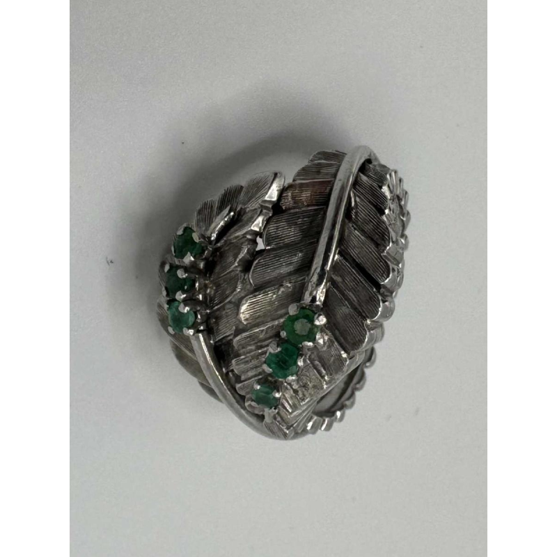 Ring in 18 K white gold, set with emeralds in a leaf motif, 20th century