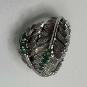 Ring in 18 K white gold, set with emeralds in a leaf motif, 20th century