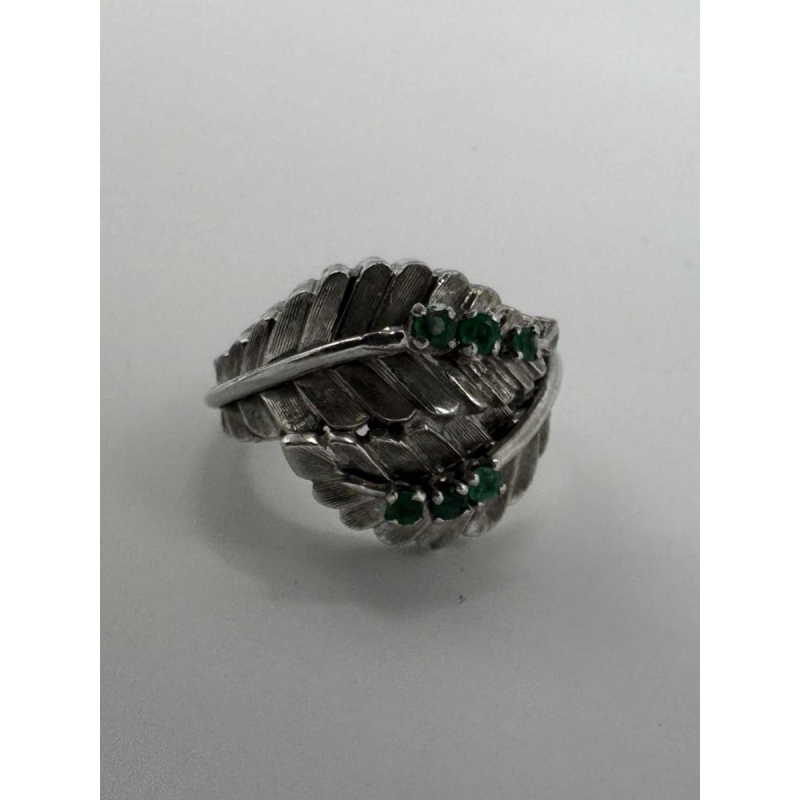 Ring in 18 K white gold, set with emeralds in a leaf motif, 20th century