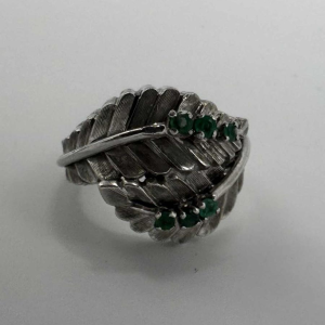 Ring in 18 K witgoud, bezet met smaragden in bladmotief, 20e eeuw