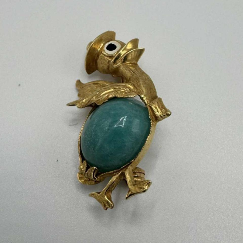 Kleine broche in 18 karaat geelgoud bezet met een turquoise steen. Circa 1970