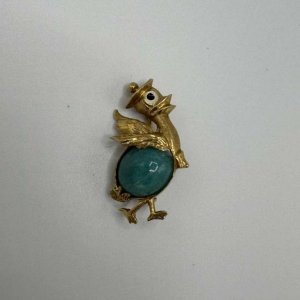 Petite broche en or jaune 18 carats sertie d'une turquoise. Années 1970