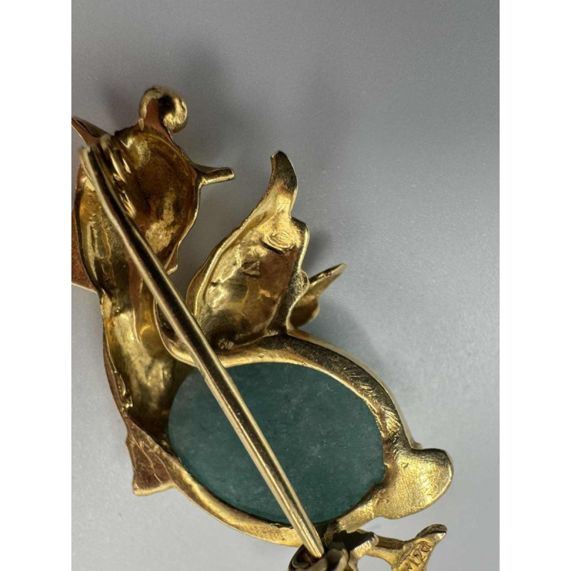 Petite broche en or jaune 18 carats sertie d'une turquoise. Années 1970