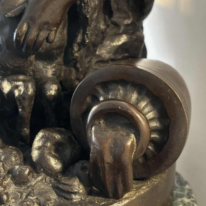 Bronzen groep voorstellende een jonge vrouw en haar twee kinderen, naar Clodion, 19e eeuw