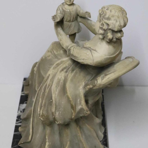 Antonio Carli, sculptuur in gepatineerd terracotta 'vrouw met kind' 20e eeuw