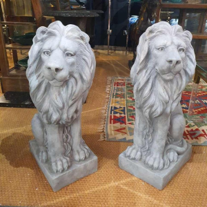 Paire de sculptures "Lion" en béton, XXe s