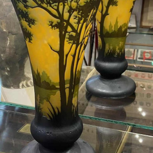 Vase au paysage gravé à l'acide signée Daum Nancy à la croix de Lorraine - c1910