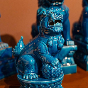 Série de 6 chiens de Fô, porcelaine de Chine laquée bleue, 20ème siècle