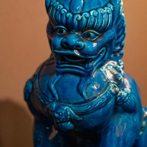 Série de 6 chiens de Fô, porcelaine de Chine laquée bleue, 20ème siècle