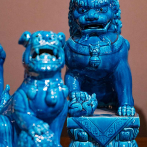 Set of 6 Fô dogs, blue lacquered Chinese porcelain, 20th century