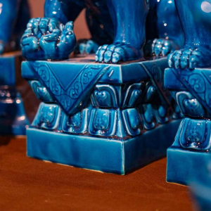 Série de 6 chiens de Fô, porcelaine de Chine laquée bleue, 20ème siècle