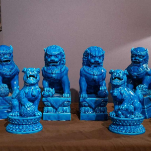 Série de 6 chiens de Fô, porcelaine de Chine laquée bleue, 20ème siècle