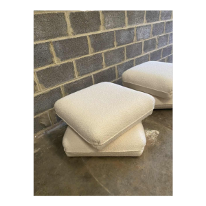 Paire d'ottomans vintage dans l'esprit de la Maison Janssen à Paris, entièrement restaurée, ca 1970