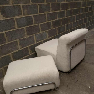 Italiaanse design fauteuil en voetenbank, verchroomd staal en nieuwe krulstof, ca 1960