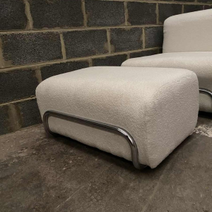 Italiaanse design fauteuil en voetenbank, verchroomd staal en nieuwe krulstof, ca 1960