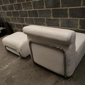 Italiaanse design fauteuil en voetenbank, verchroomd staal en nieuwe krulstof, ca 1960