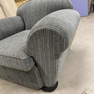 Paire de fauteuils club Art Déco type 'Paquebot" regarnis de tissu velour gris chiné, ca 1930