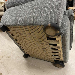 Paire de fauteuils club Art Déco type 'Paquebot" regarnis de tissu velour gris chiné, ca 1930