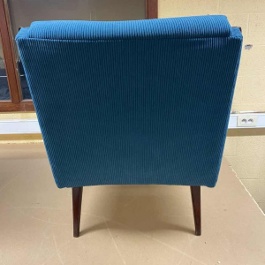 Paire de fauteuils vintage recouverts de velour côtelé bleu, boiserie hêtre vernis, ca 1950