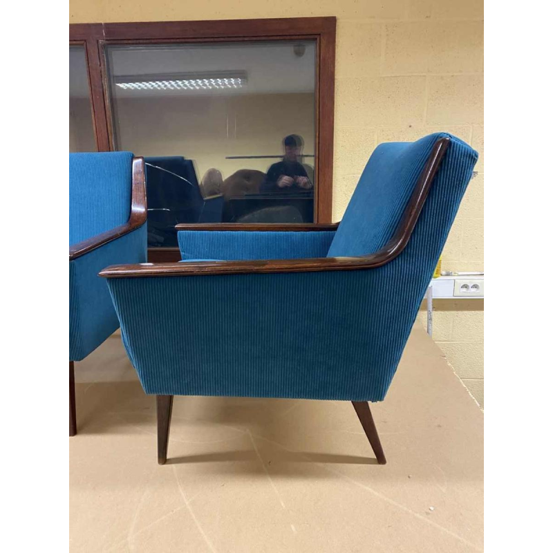 Paire de fauteuils vintage recouverts de velour côtelé bleu, boiserie hêtre vernis, ca 1950