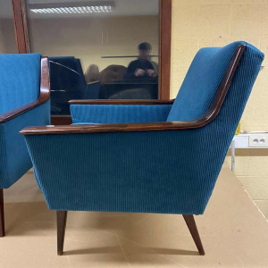 Paire de fauteuils vintage recouverts de velour côtelé bleu, boiserie hêtre vernis, ca 1950