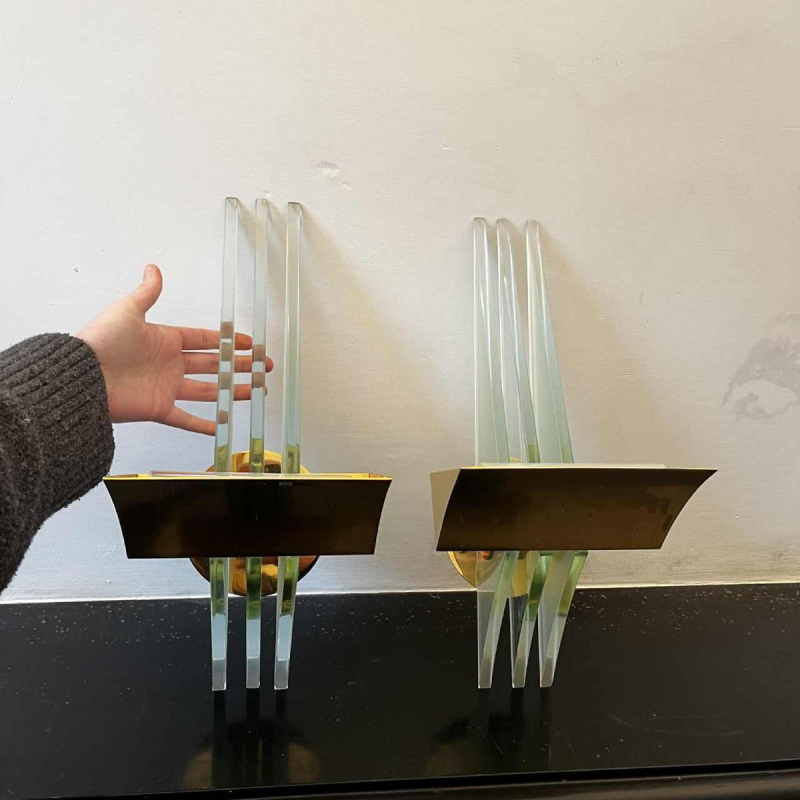 Paar Hollywood Regency wandlampen, verguld messing voet en reflectoren, dikke glazen panelen, ca 1970