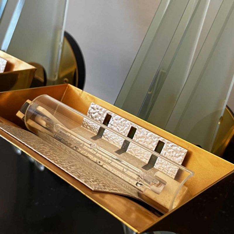 Paire d'appliques Hollywood Regency, embases & réflecteurs en laiton doré, épaisses plaques de verre, ca 1970