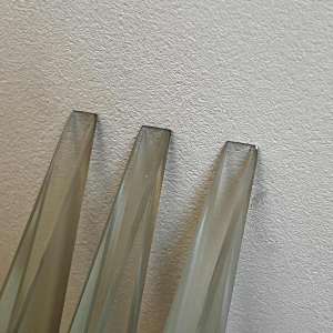 Paire d'appliques Hollywood Regency, embases & réflecteurs en laiton doré, épaisses plaques de verre, ca 1970