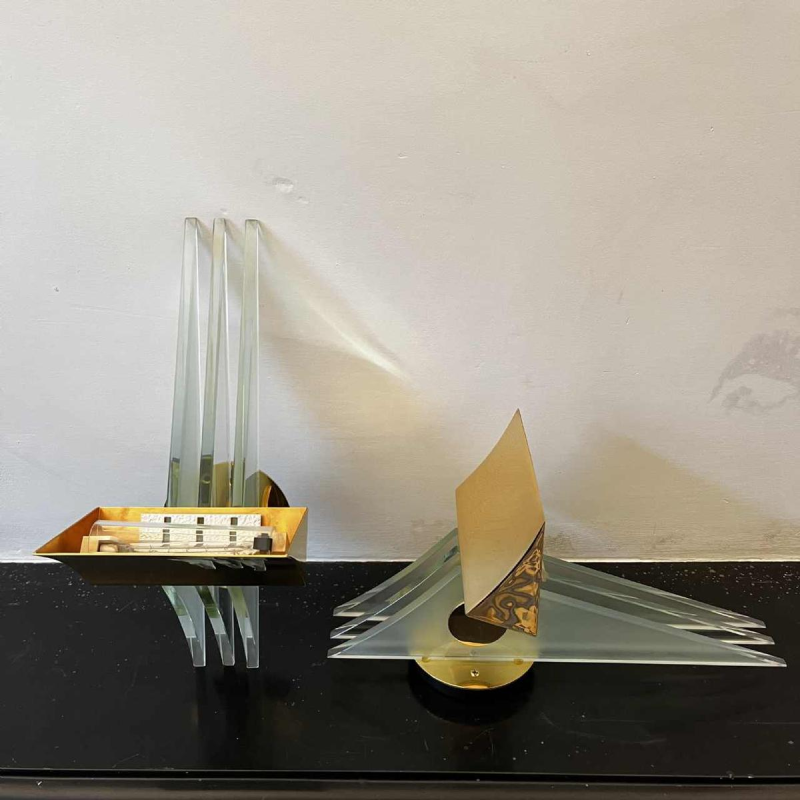 Paar Hollywood Regency wandlampen, verguld messing voet en reflectoren, dikke glazen panelen, ca 1970