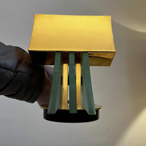 Paar Hollywood Regency wandlampen, verguld messing voet en reflectoren, dikke glazen panelen, ca 1970