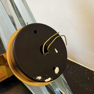 Paar Hollywood Regency wandlampen, verguld messing voet en reflectoren, dikke glazen panelen, ca 1970