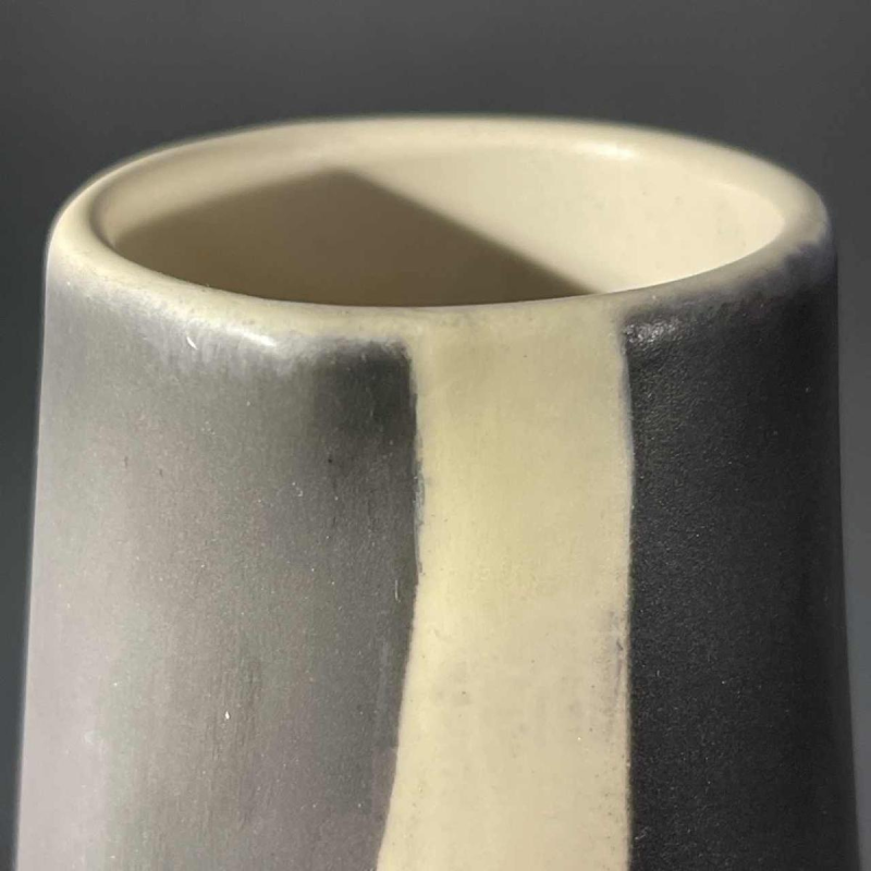 MADO JOLAIN, Pichet / Vase Moderniste à Anse en Ce´ramique Noir Blanc Gris 1950s