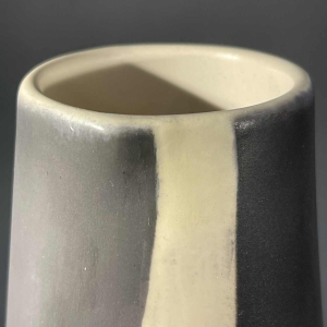 MADO JOLAIN, Pichet / Vase Moderniste à Anse en Ce´ramique Noir Blanc Gris 1950s