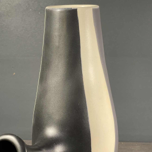 MADO JOLAIN, Modernistische zwart wit grijs keramische handvat kan / vaas 1950