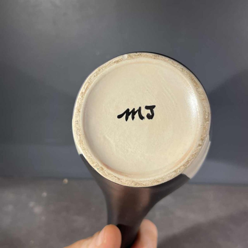 MADO JOLAIN, Modernistische zwart wit grijs keramische handvat kan / vaas 1950