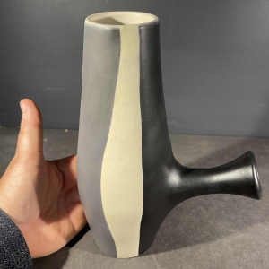 MADO JOLAIN, Pichet / Vase Moderniste à Anse en Ce´ramique Noir Blanc Gris 1950s