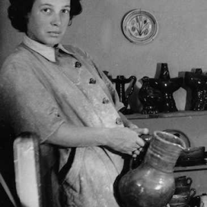 MADO JOLAIN, Modernistische zwart wit grijs keramische handvat kan / vaas 1950