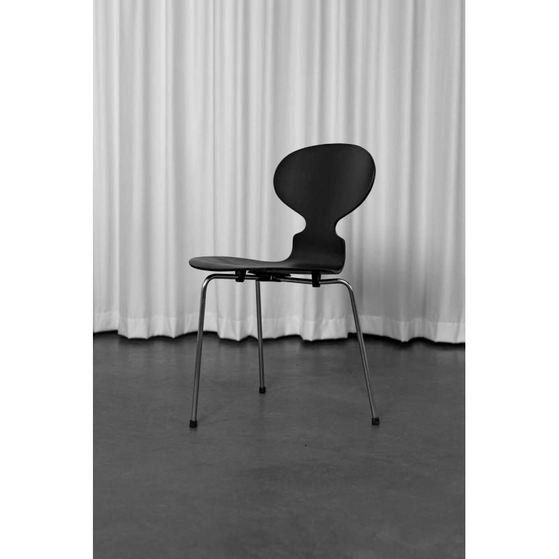 Arne Jacobsen voor Fritz Hansen, zwarte driepoot mierenstoel